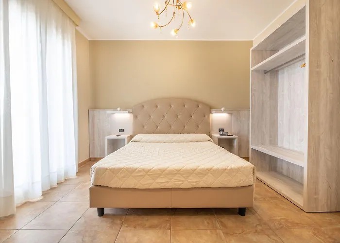 萨兰托米尔弗朗酒店 酒店